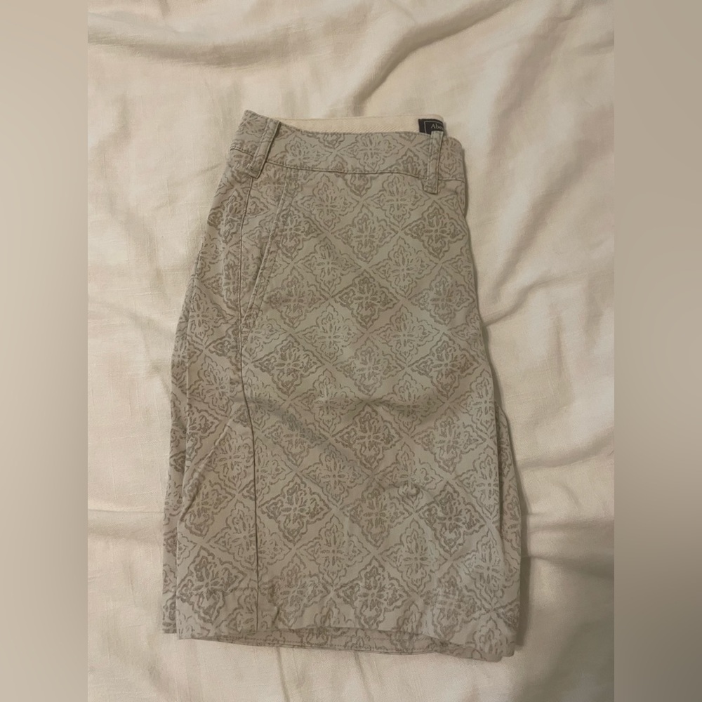 Men’s Abercrombie & Fitch Khaki Stretch Shorts with patterned design. Size 28